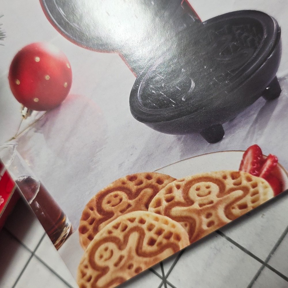 Compact Red Waffle Maker, Mini Gingerbread Man Maker, Dash, NIB - Picture 3 of 11